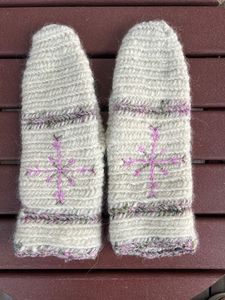 Hand-Embroidered and Nålbound Wool Mittens