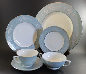 09-ROYAL WORCESTER "Bridal Rose" China Set