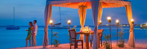 1280x427xhyatt regency aruba resort and casino couple beach night.jpg.pagespeed.ic.i3u 33pntp s300