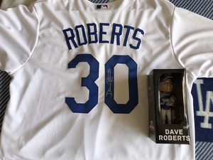 LA Dodgers Dave Roberts Signed Jersey w/Bobblehead