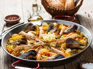 #090 The Paella & Fine Wine Package