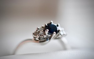 18ct White Gold Ring Set with Sapphire & Diamonds