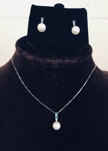 30. Pearl and Emerald Necklace and Earrings