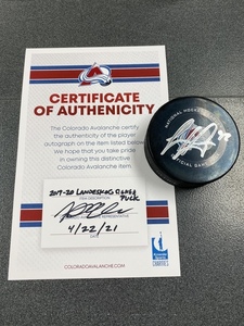 Colorado Avalanche Puck signed Gabriel Landeskog