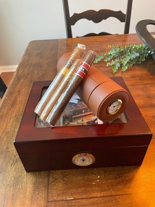 HUMIDOR, TRAVEL HUMIDOR & 3 CIGARS