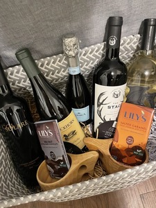 AZFA Board Wine Basket with Chocolate