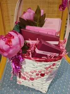 #123 - Mary Kay Beautiful Pink Basket